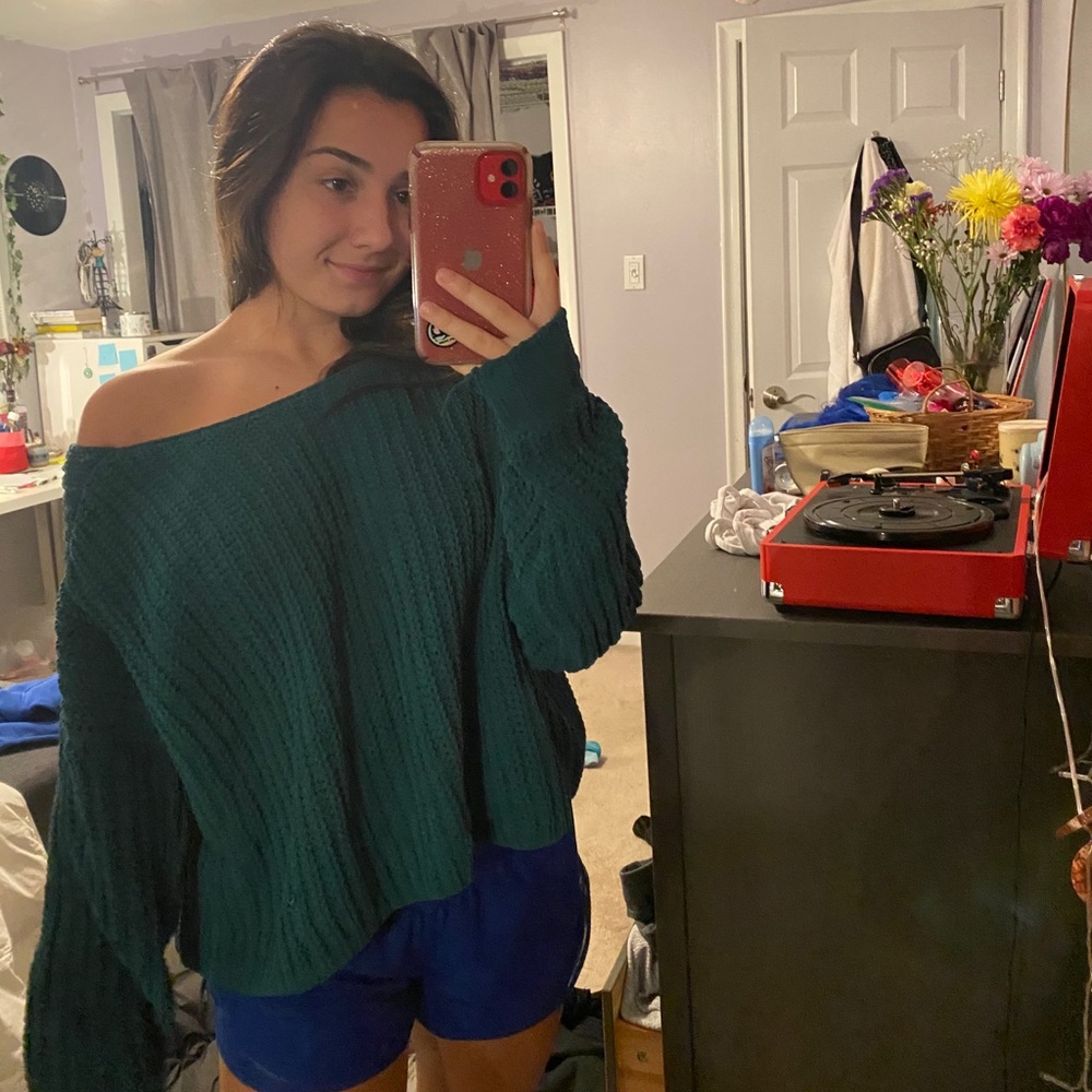 green hollister sweater